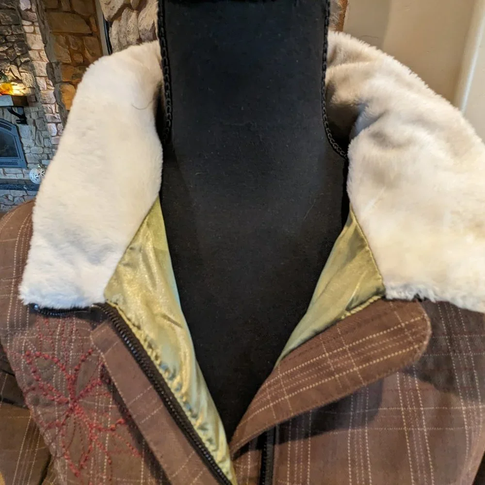 Embroidered Jacket from Mountain Hardwear - Picture 6 of 17